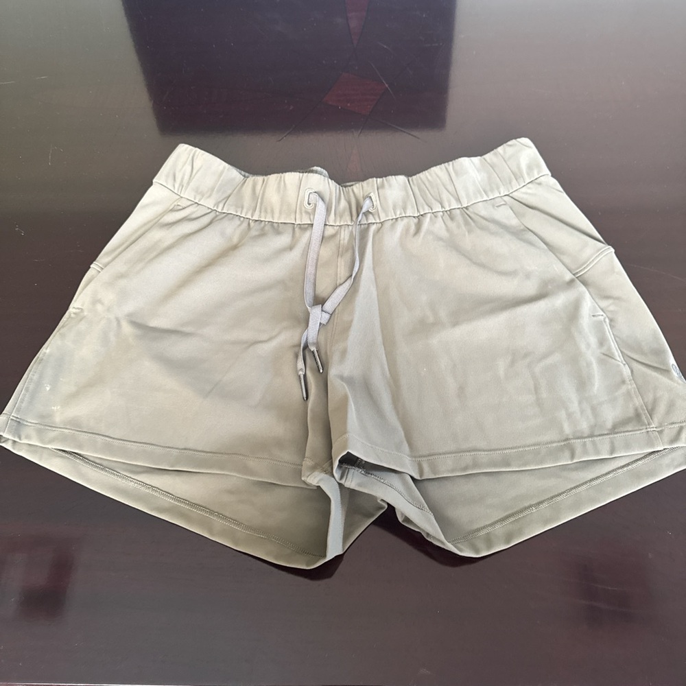 Lululemon on the fly short 2.5" size 6